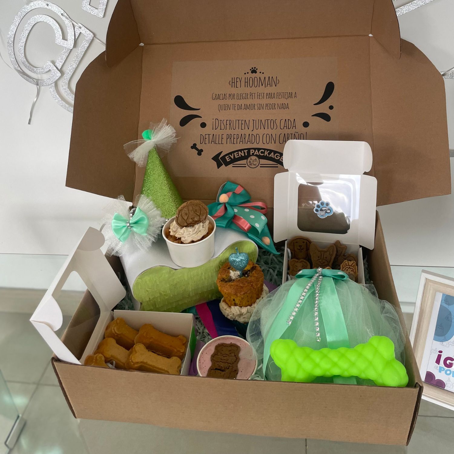 La Premium Box Pet Fest trae todo lo necesario para una celebración inolvidable. Incluye decoración temática, postres naturales, outfit exclusivo, juguete premium y piñata con sorpresas. Diseñada para quienes buscan consentir a su compañero de cuatro pata